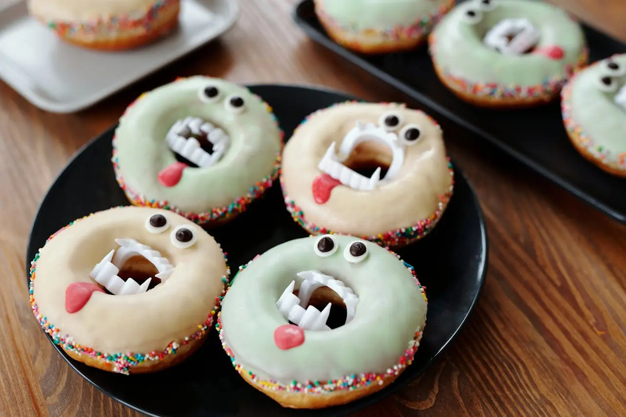 vários donuts com caras de monstros