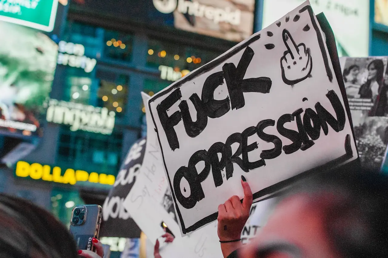 um protesto com uma placa a dizer Fuck Oppression