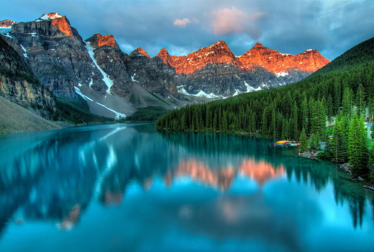 natureza pacífica, com um lago, montanhas, e floresta